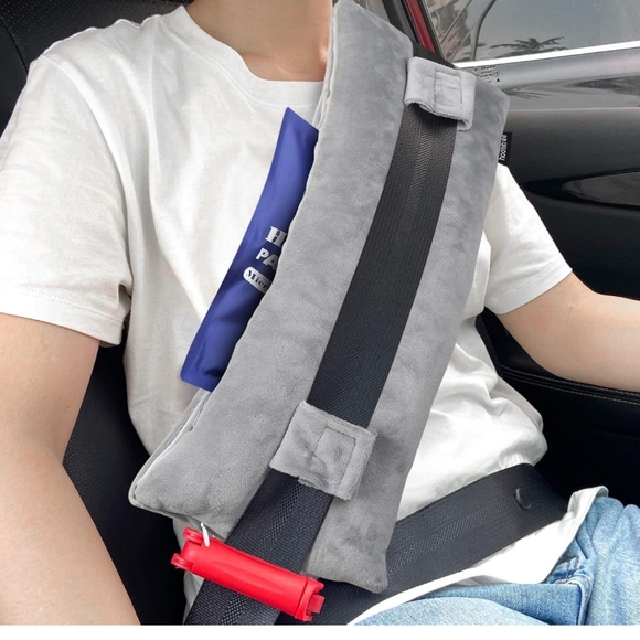 Post Surgery Seatbelt Pillow - Picture 10 of 10